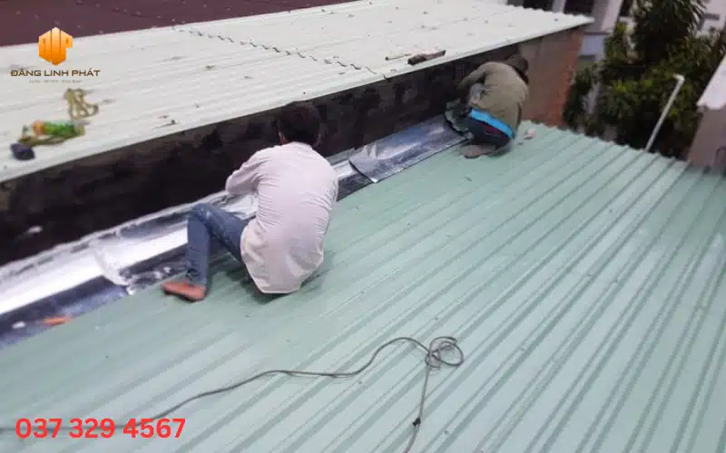 Thi công thay máng xối nhà dân tại Bình Dương