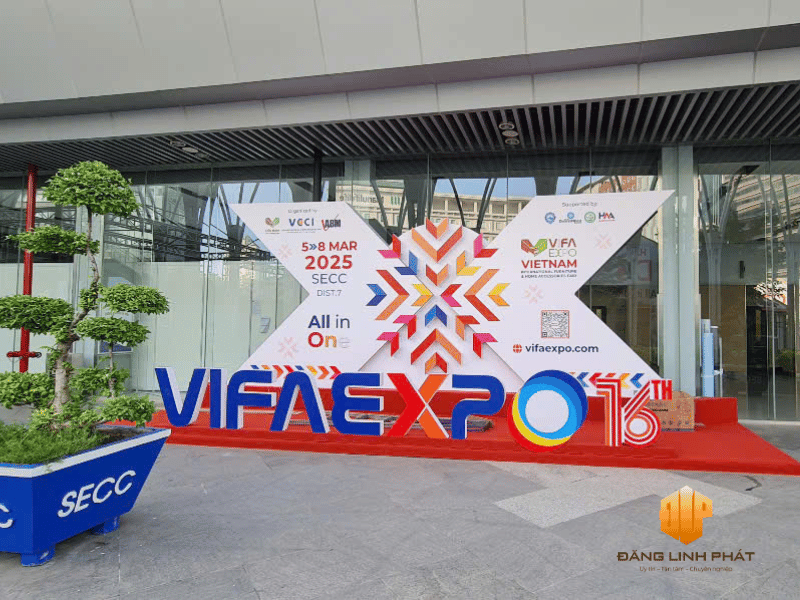 Hình ảnh bên ngoài khu vực SECC Quận 7 trong thời gian diễn ra hội chợ VIFA EXPO 2025.