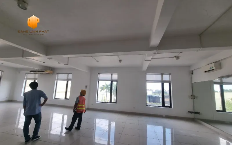 Kỹ sư khảo sát hiện trạng công trình chống thấm tại văn phòng ở Dĩ An.