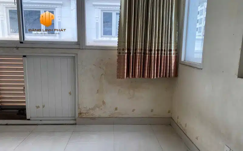 Mảng tường chung cư bị thấm nước nghiêm trọng tại Bến Cát.
