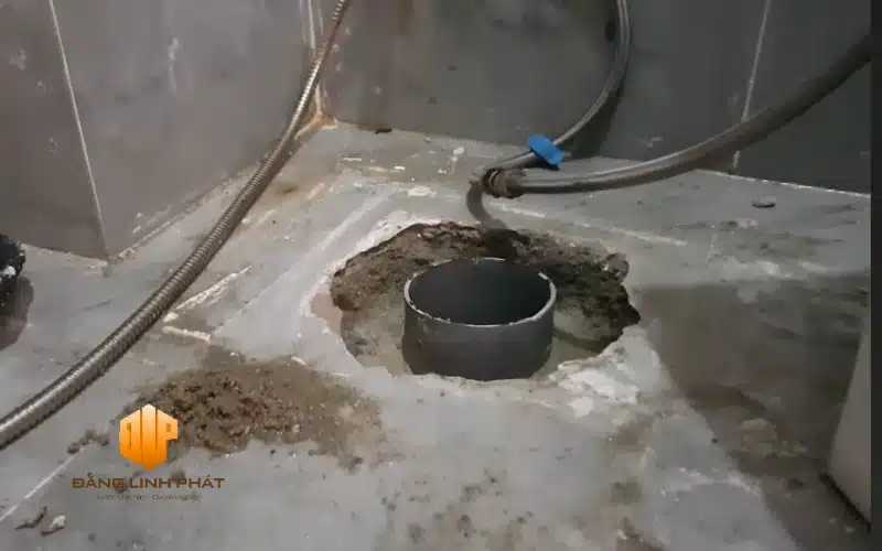 Cổ ống nhà vệ sinh chưa được xử lý chống thấm – dễ gây thấm nước tại TP.HCM.