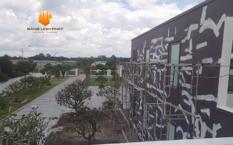 Công nhân Đăng Linh Phát đang xử lý vết thấm nước tại công trình ở Dĩ An.