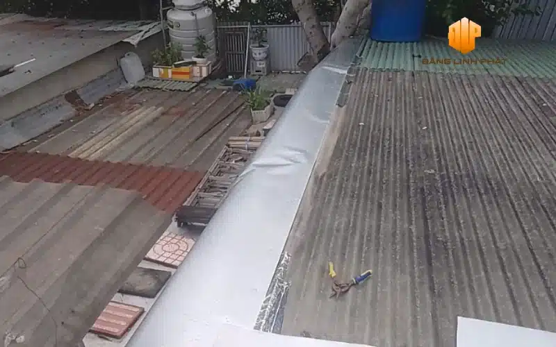 Hoàn thành xử lý chống thấm mép tôn tại nhà dân ở Tân Uyên, Bình Dương.