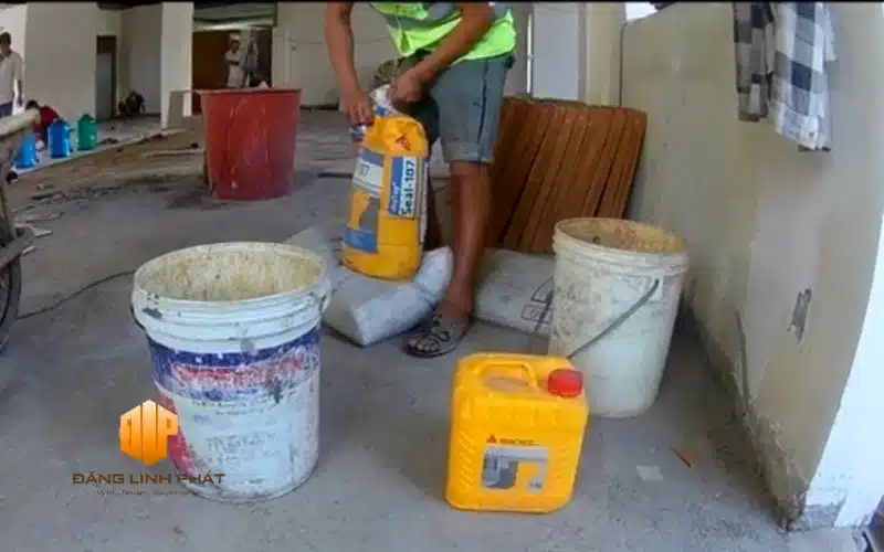 Vật liệu chống thấm Sika được sử dụng bởi đội thi công nhà vệ sinh tại TP.HCM.