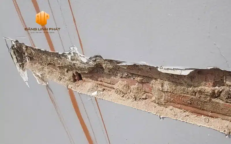 Vết nứt lớn trên tường tại Tân Uyên – nguyên nhân chính gây thấm dột công trình.