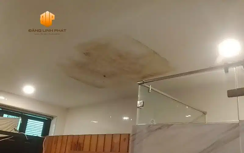 Vết thấm loang lổ trên trần nhà khách hàng tại Bàu Bàng – nguyên nhân cần chống thấm dột.