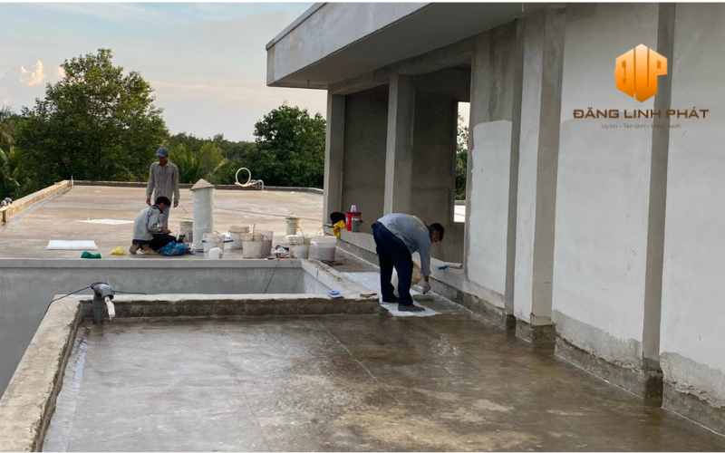 Thợ chống thấm Thủ Đức đang xử lý mái nhà tại công trình thực tế