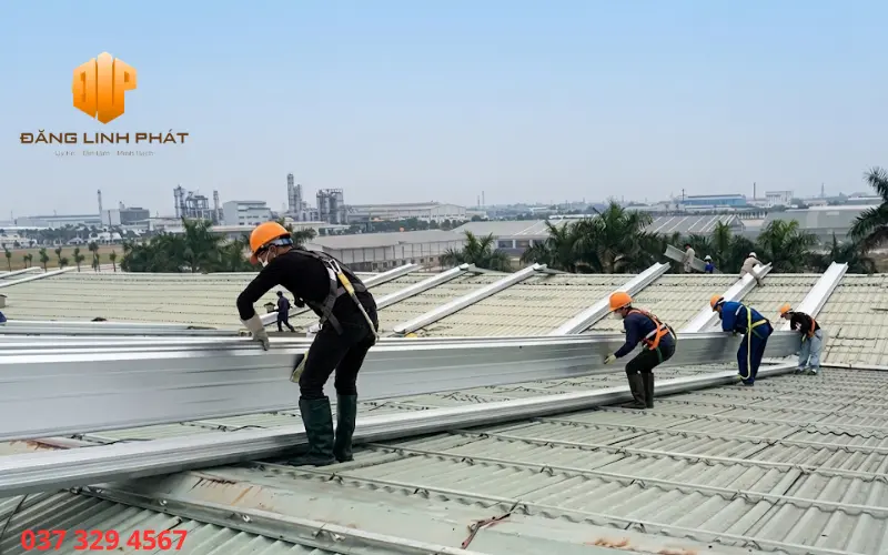 Thi công sơn chống nóng mái tôn nhà xưởng chuyên nghiệp giúp giảm nhiệt độ bề mặt hiệu quả năm 2026.